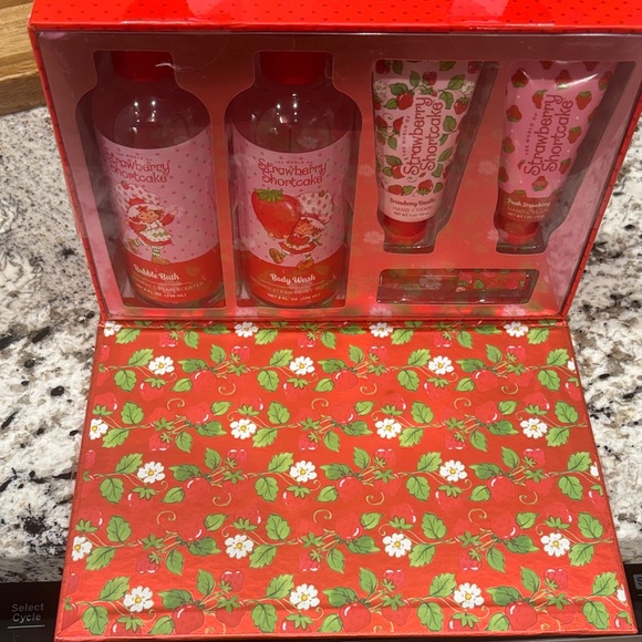 Strawberry Shortcake Party Set - Red and Pink - Picture 2 of 3